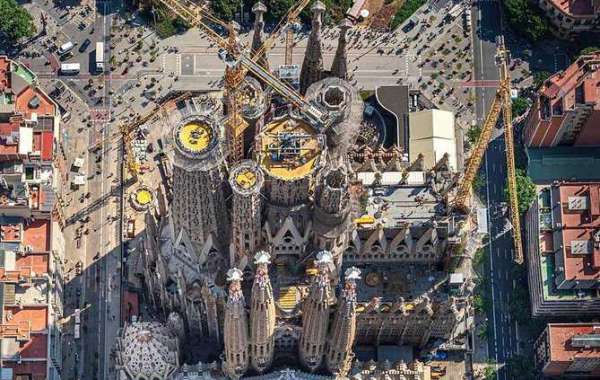 How long does the Sagrada Familia tour take?